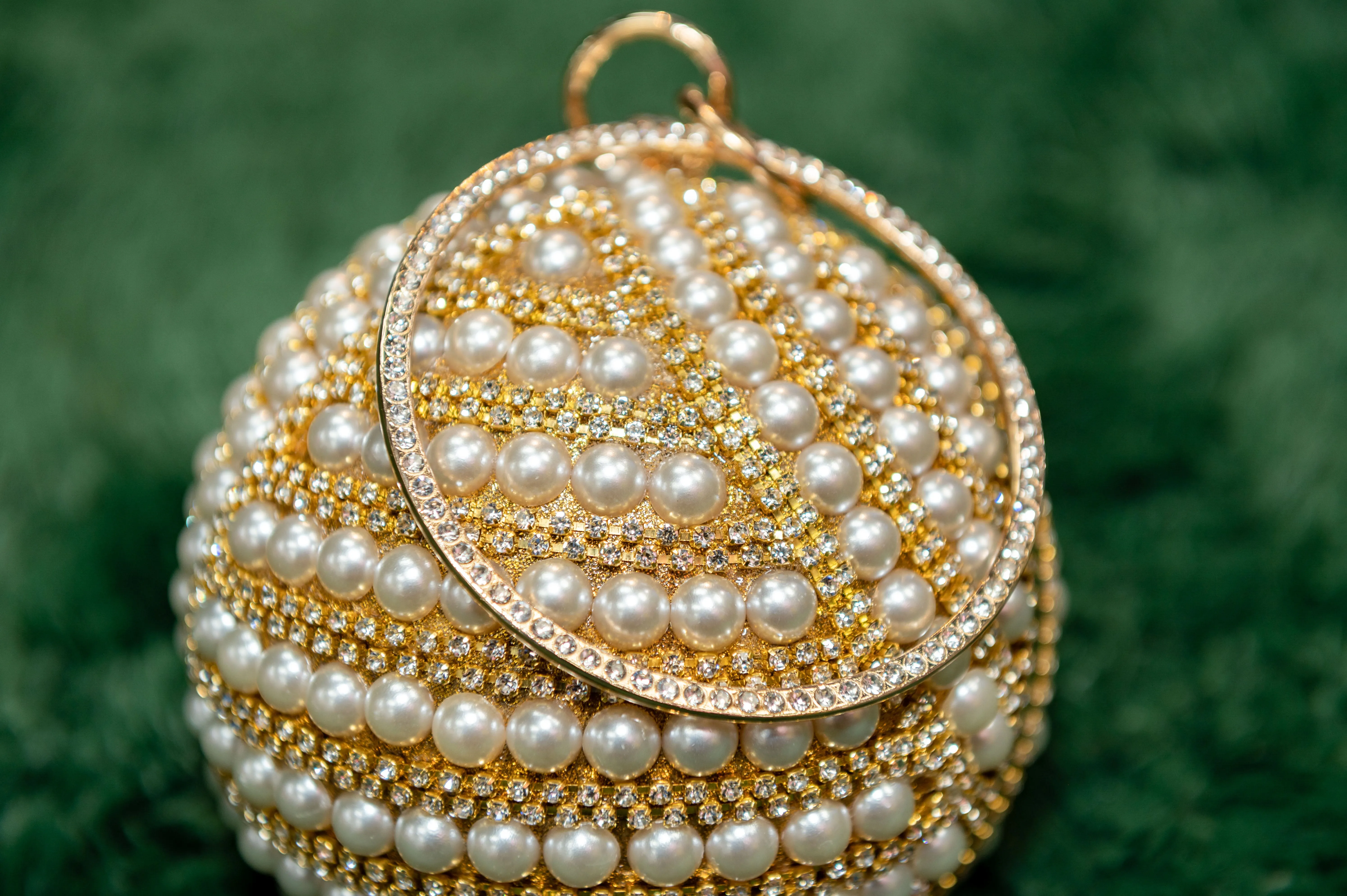Round Clutch with pearls