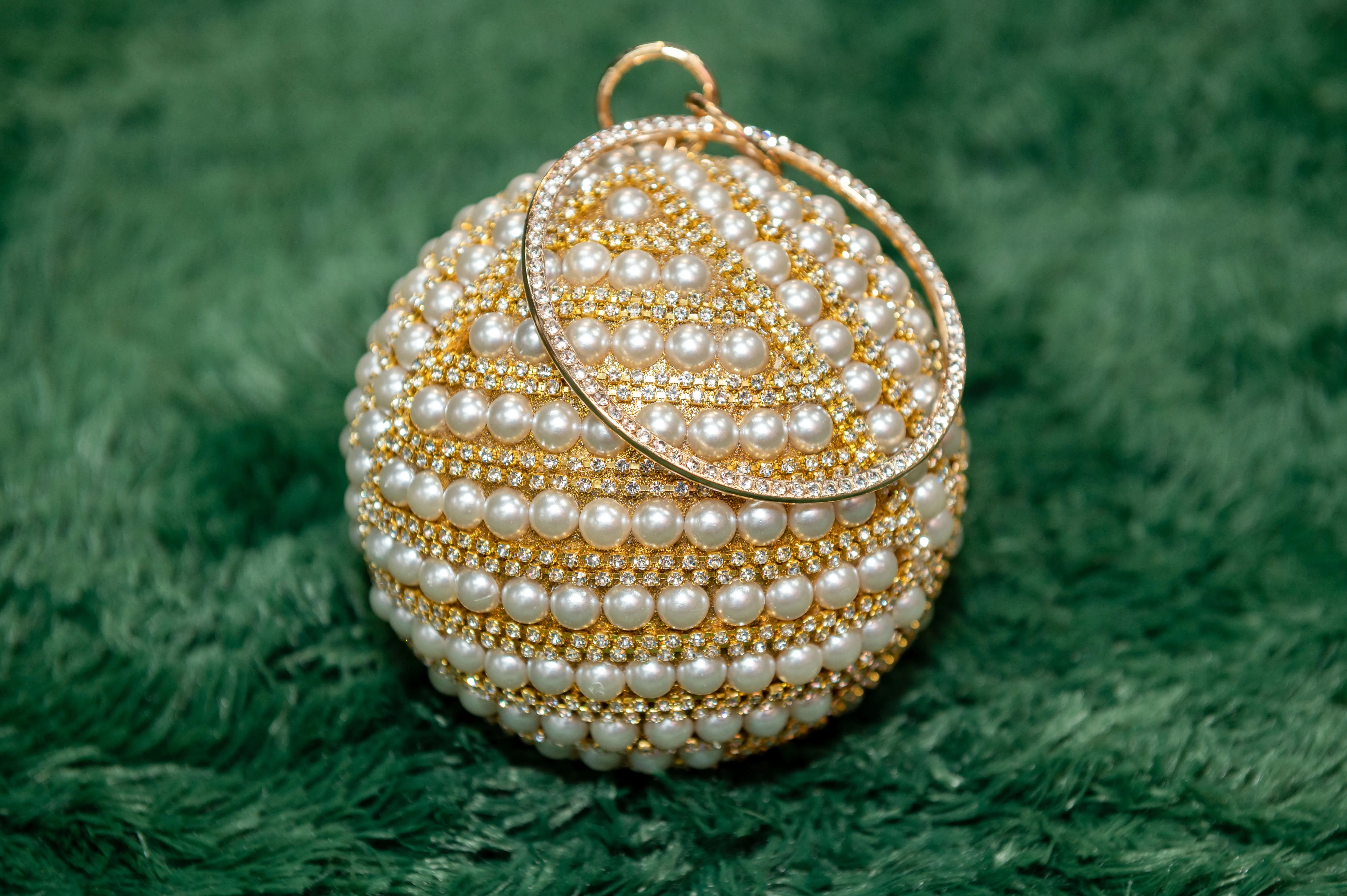 Round Clutch with pearls
