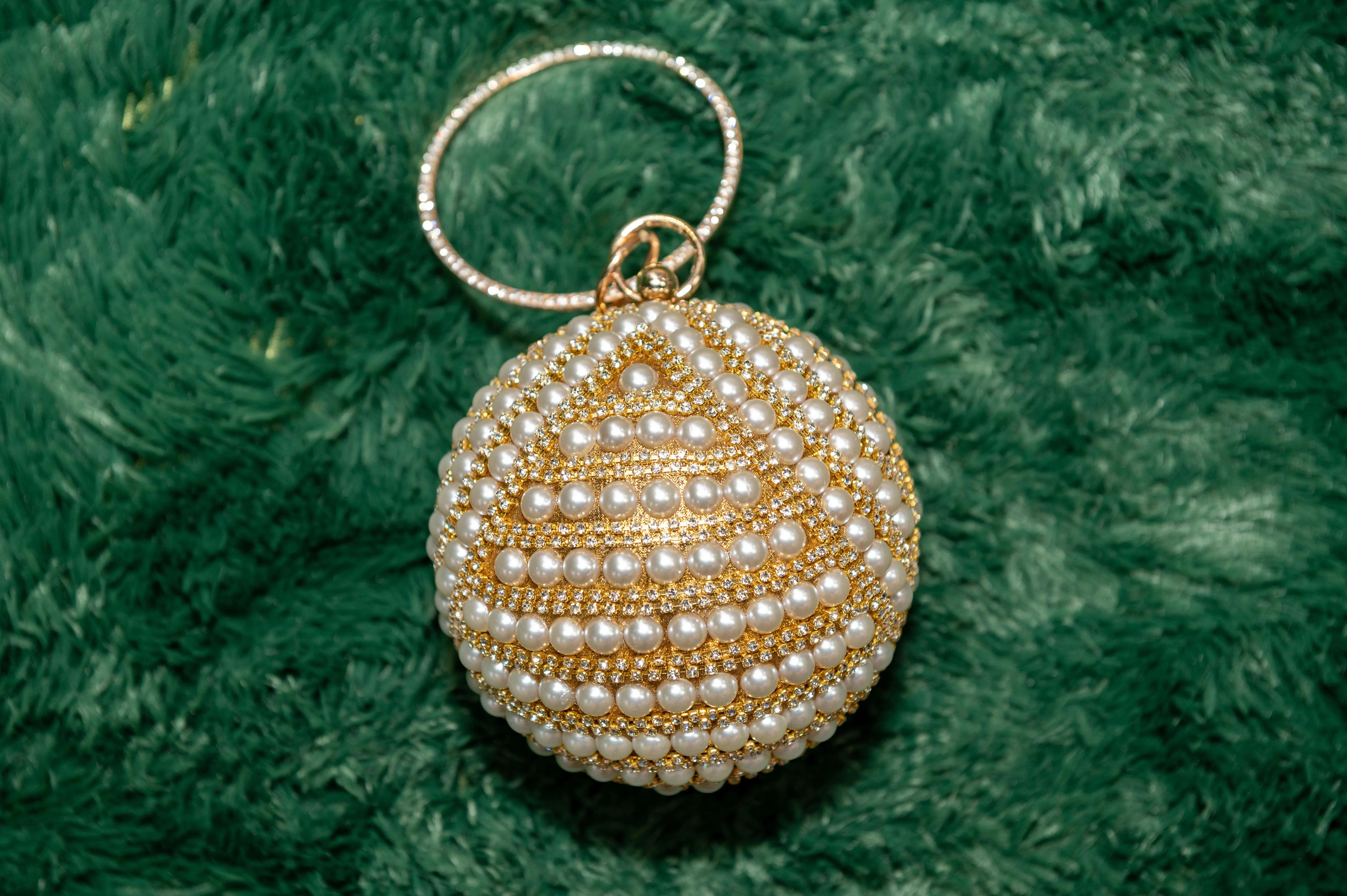 Round Clutch with pearls