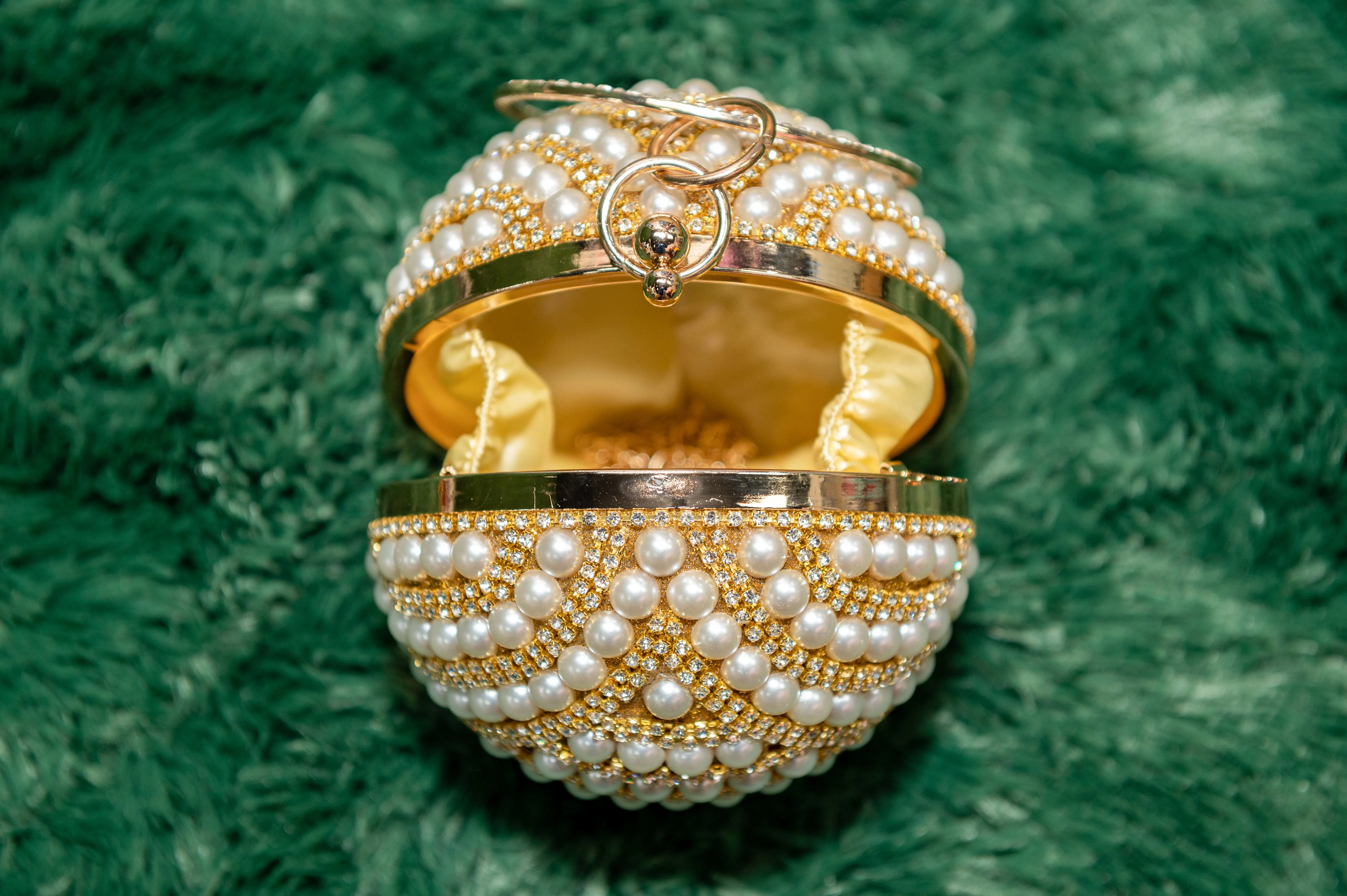Round Clutch with pearls