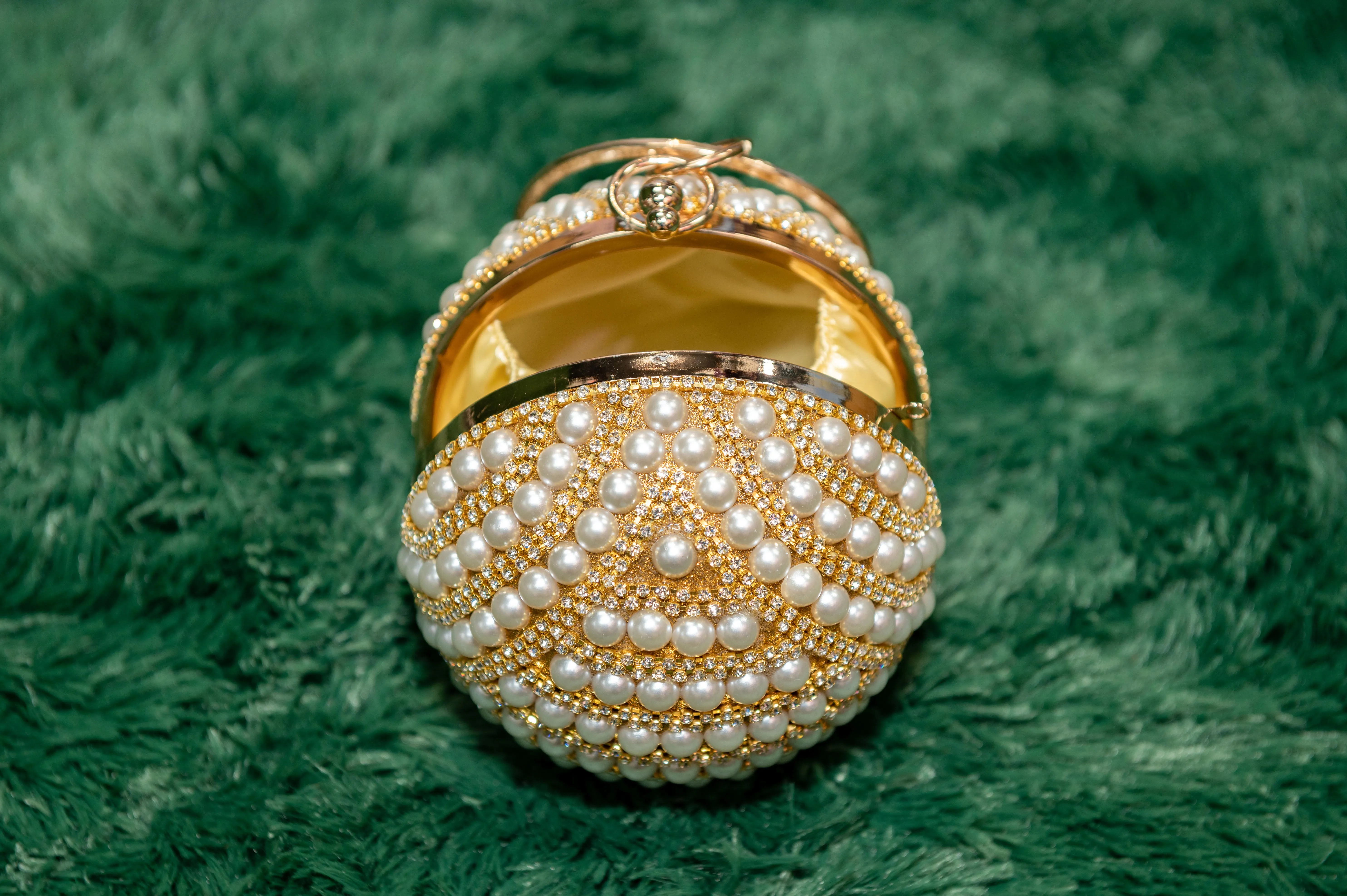 Round Clutch with pearls